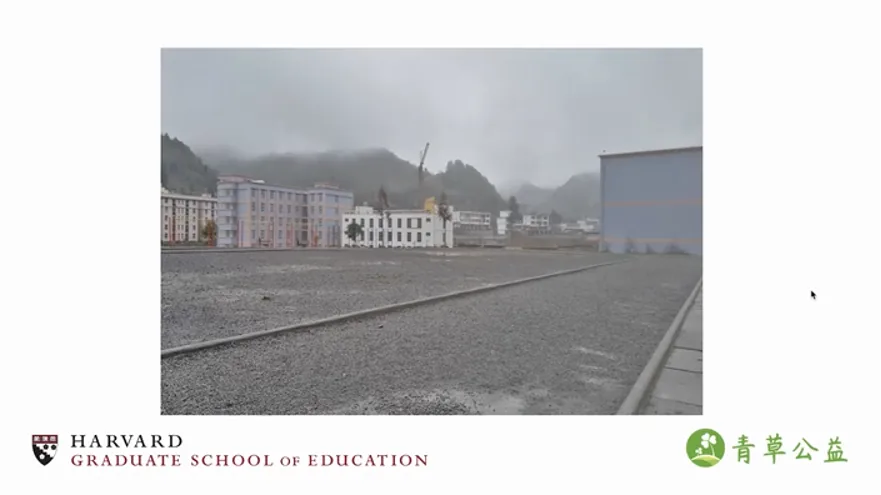 云南山区一所乡镇学校，教学楼周围是未硬化的碎石地面，远处群山笼罩在雾气中。