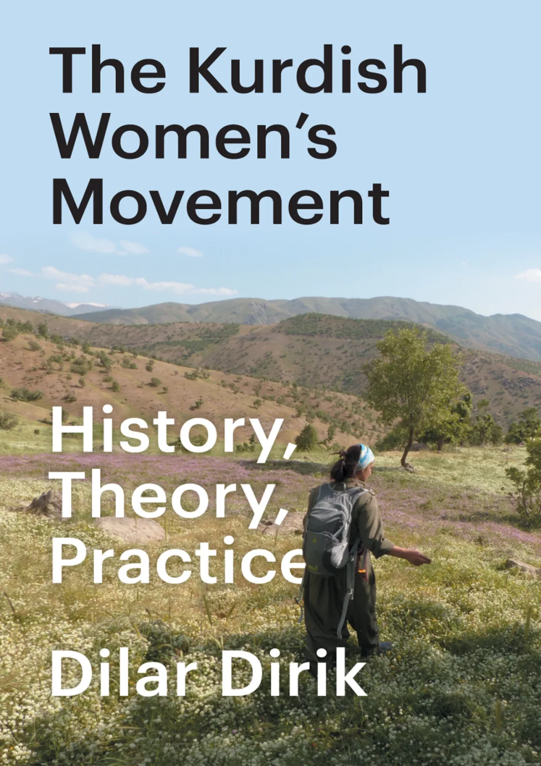 封面：《The Kurdish Women's Movement: History, Theory, Practice》，Dilar Dirik 著；背景照片为一名身着迷彩服、背包的女性走在开满野花的山间草地。