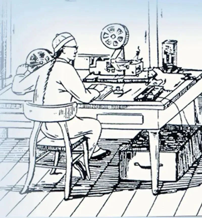 线描画:一位留长辫、戴瓜皮帽的清代男子坐在木椅上,俯身操作桌上的电报装置,装置顶部有一个辐条状圆盘,电线从桌下延伸出去。