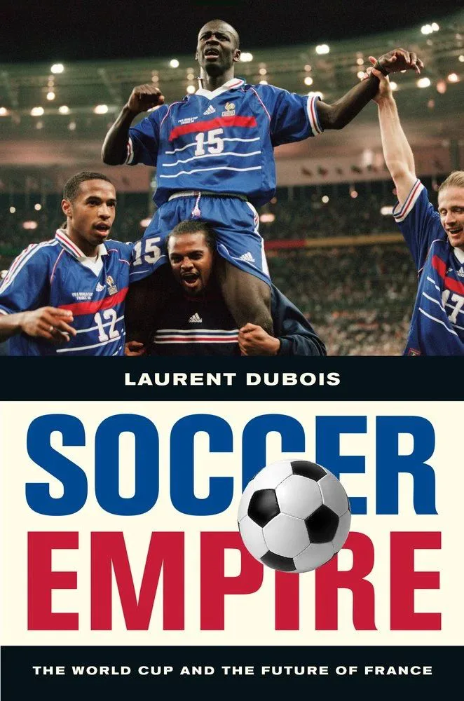 书封《Soccer Empire: The World Cup and the Future of France》，Laurent Dubois著，上方照片是身穿法国队球衣的球员庆祝进球，图拉姆将队友扛在肩上