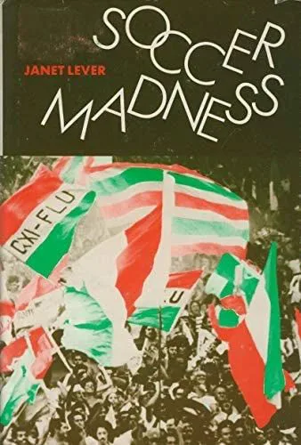 书封《Soccer Madness》，Janet Lever著，画面是挥舞绿白红三色旗帜、写有CM-FLU字样的巴西球迷人群