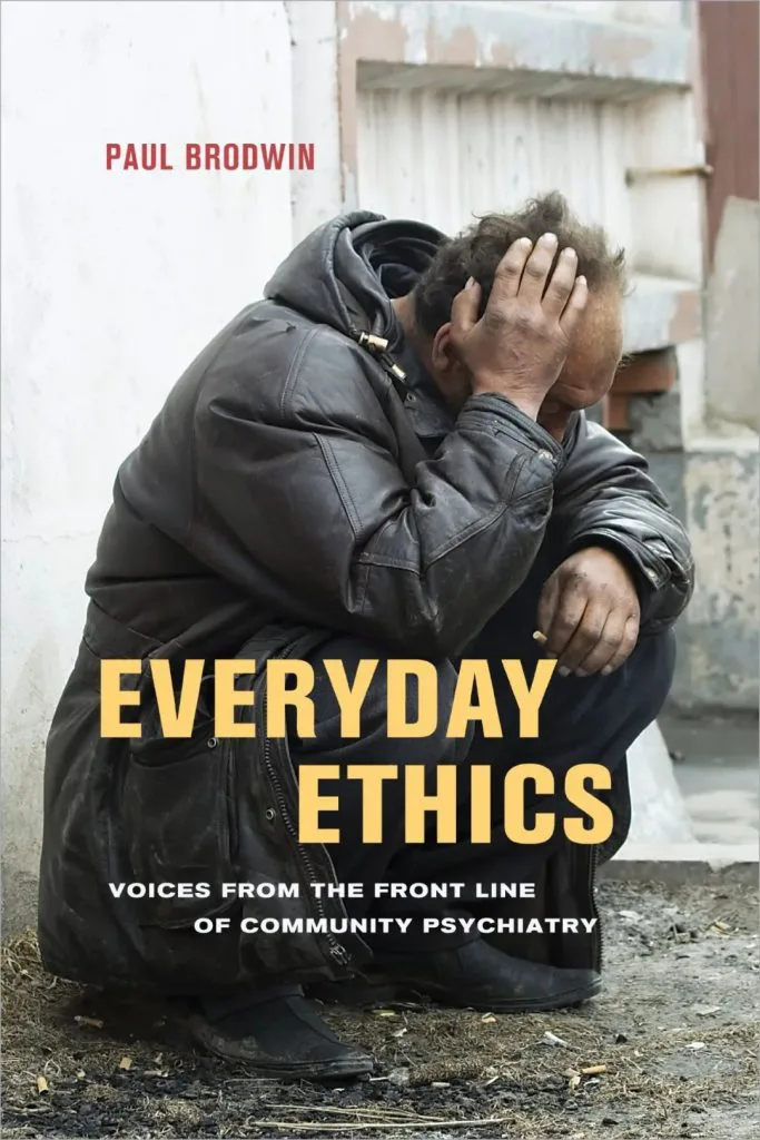 书影,《Everyday Ethics: Voices from the Front Line of Community Psychiatry》书封,作者Paul Brodwin,封面照片中一名穿黑色厚外套的男子蹲坐在墙边,双手捂脸,手指夹着一支烟。