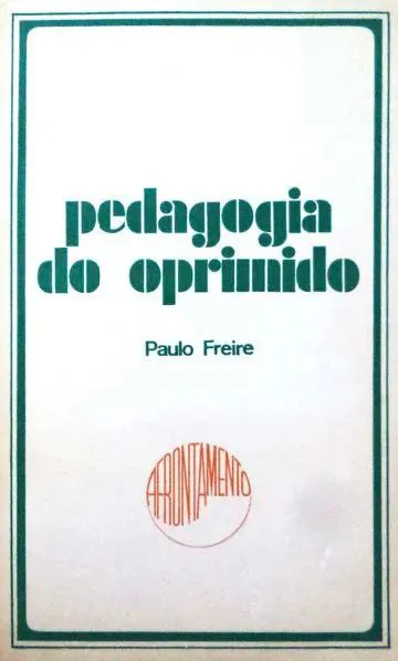 书影：绿色边框的白色封面，居中印绿色字体书名《pedagogia do oprimido》与作者名“Paulo Freire”，下方有橙红色圆形出版社印章“AFRONTAMENTOS”。