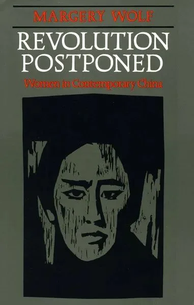 《Revolution Postponed: Women in Contemporary China》封面，作者Margery Wolf，深绿色底上是一幅木刻风格的女性面部肖像。