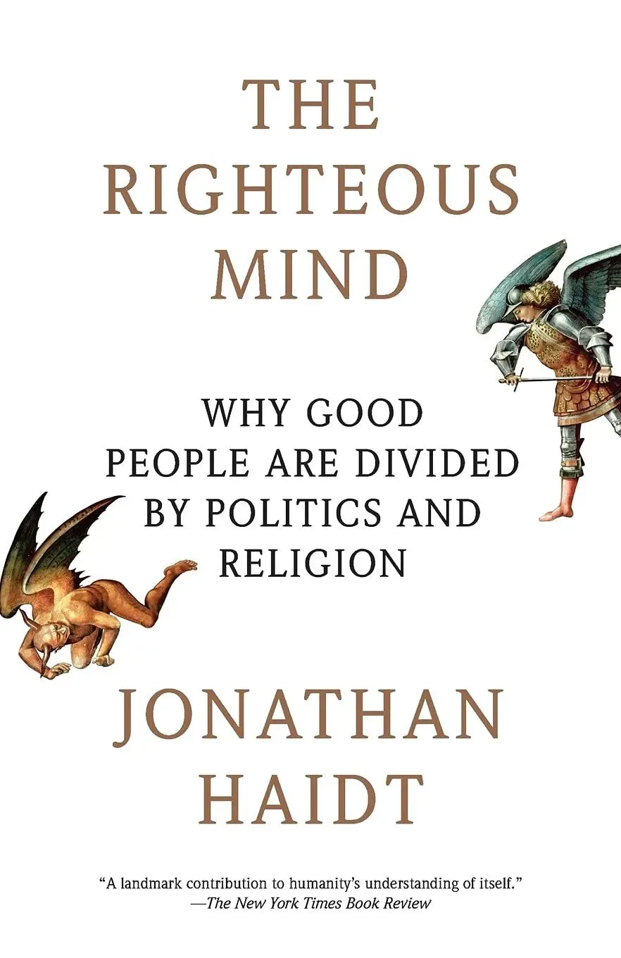 《The Righteous Mind: Why Good People Are Divided by Politics and Religion》封面，作者Jonathan Haidt，插图为手持长矛的天使武士与一恶魔形象相对而立。