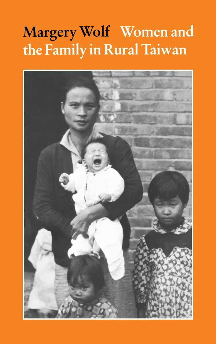 《Women and the Family in Rural Taiwan》封面，作者Margery Wolf，橙色底上嵌黑白照片：一位母亲怀抱哭泣的婴儿，身旁站着两个孩子，背景是砖墙。