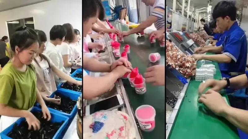 三格画面：左格女工从蓝色箱子里挑拣黑色部件，中格工人在传送带上组装粉色杯状塑料件，右格穿蓝色工作服的男工在传送带上分拣物件。