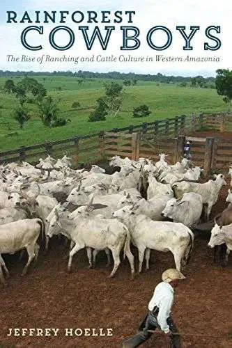 书影《Rainforest Cowboys》，作者Jeffrey Hoelle，封面是牛栏中一群白牛与一名牛仔。